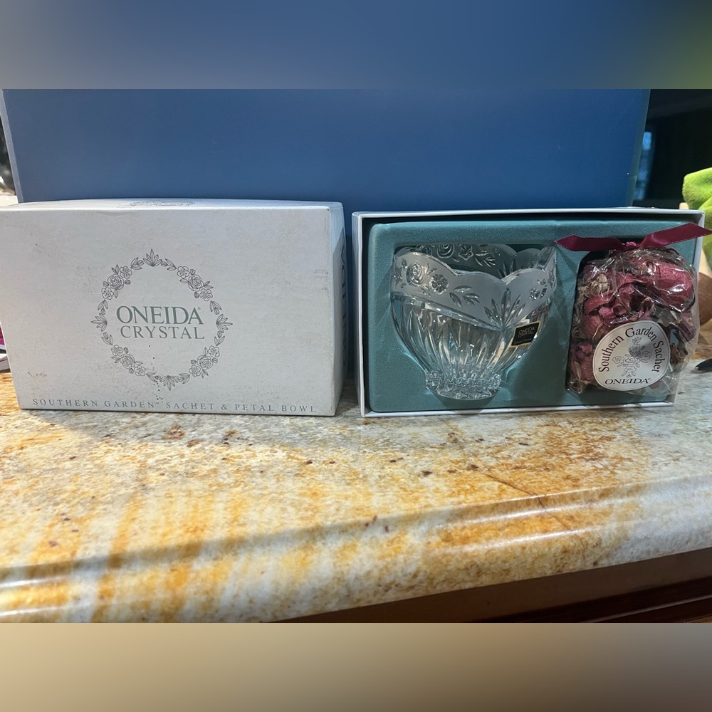 Oneida Crystal Southern Garden Sachet & Petal Bowl
